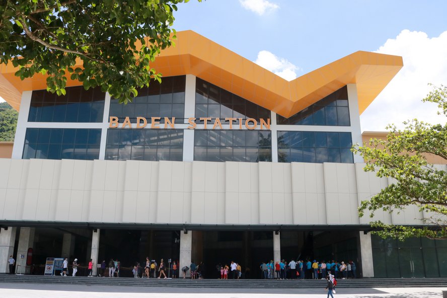 nha ga BA Den